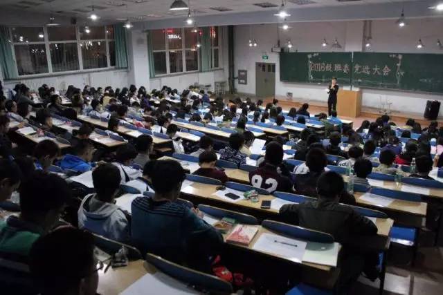 同学们认真听讲